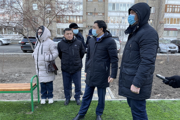 В Усть-Каменогорске новые детские площадки покрывают искусственным газоном